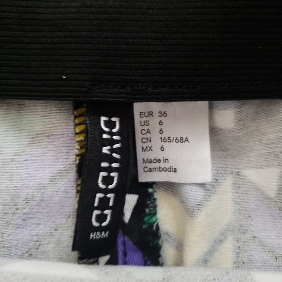 Divided mini skirt size 6. - Picture 6 of 7